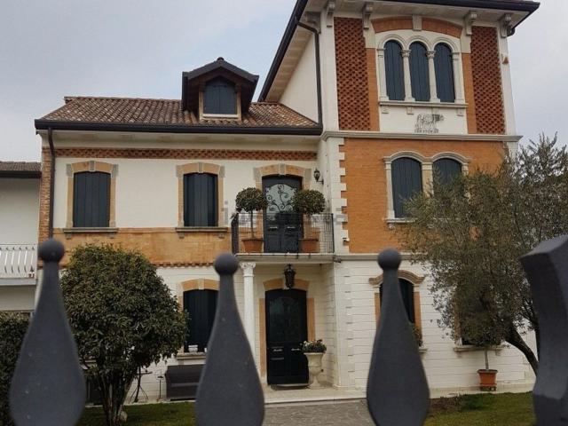 Case e ville in vendita di 400 m² in Via Bertina