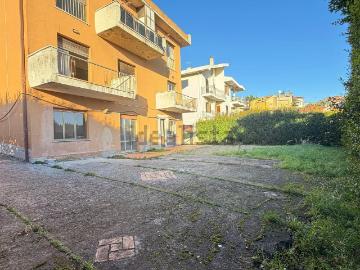 Case e ville in vendita di 400 m² in Via Biagio Miraglia