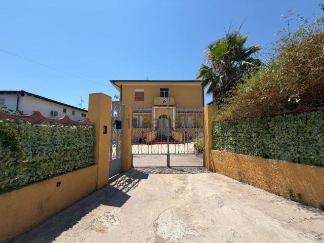Case e ville in vendita di 400 m² in Via Brancati