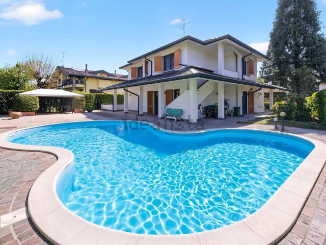 Case e ville in vendita di 400 m² in Via Don Luigi Sturzo, 28