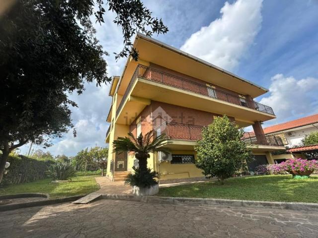 Case e ville in vendita di 400 m² in Via del Poggio, 37