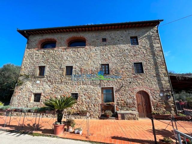 Case e ville in vendita di 400 m² in Via della Costa