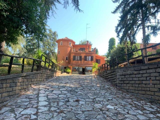Case e ville in vendita di 400 m² in Via delle Costellazioni