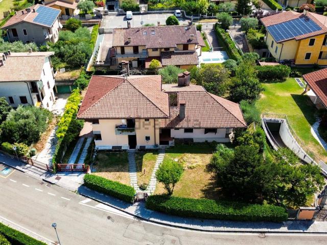 Case e ville in vendita di 400 m² in Via delle Ruine, 23