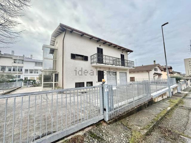 Case e ville in vendita di 400 m² in Via Dudelange