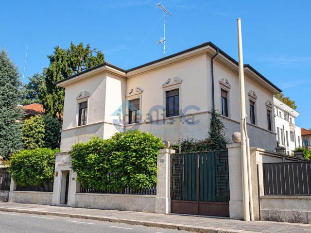 Case e ville in vendita di 400 m² in Via Errico Petrella, 2