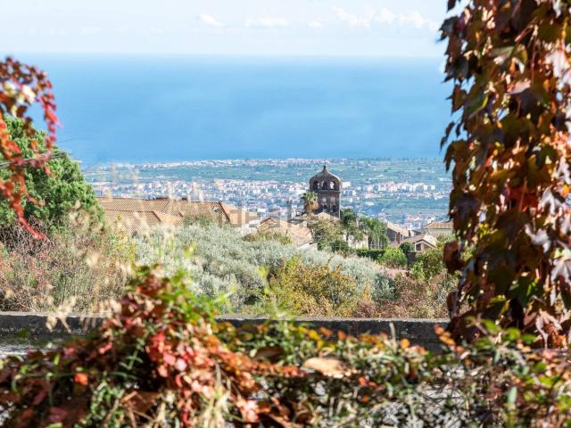 Case e ville in vendita di 280 m² in Via Etna, 36