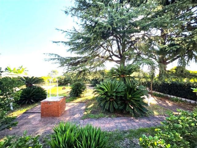 Case e ville in vendita di 400 m² in Via Forlanini, 44