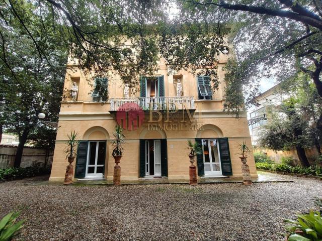 Case e ville in vendita di 400 m² in Via Fratelli del Conte, 46