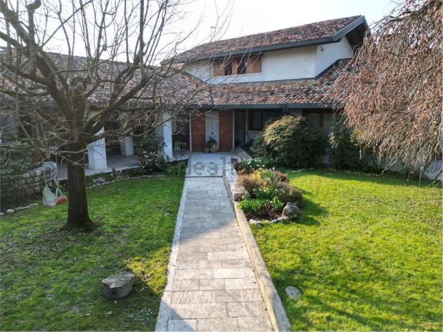 Case e ville in vendita di 400 m² in Via Fratelli Rosselli