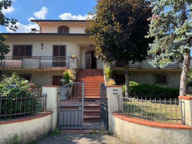 Case e ville in vendita di 400 m² in Via II Giugno