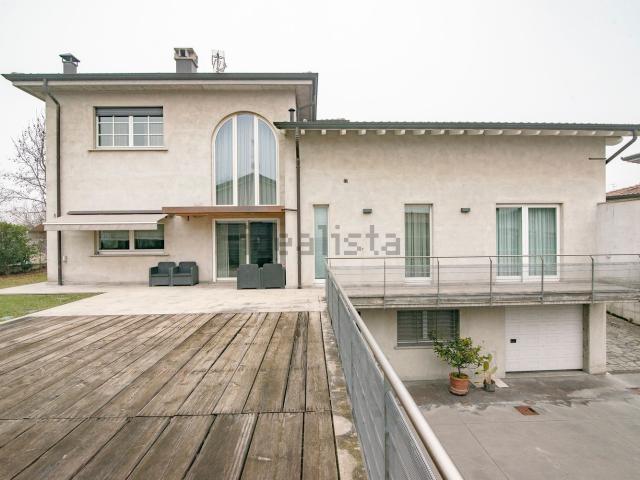 Case e ville in vendita di 400 m² in Via Locati Umberto