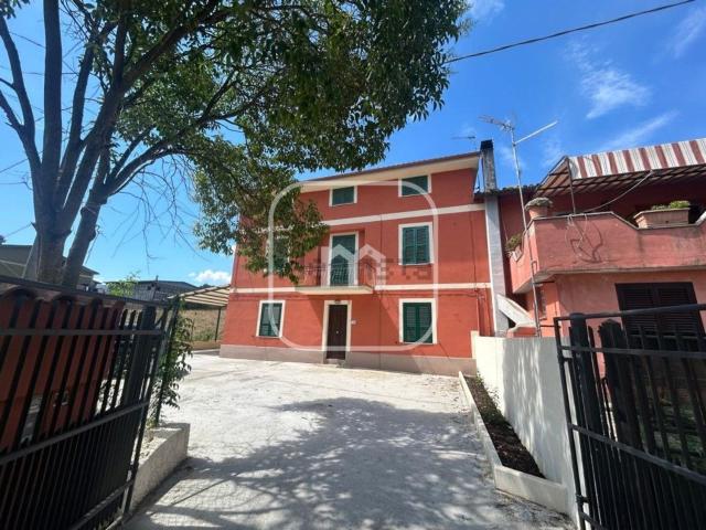 Case e ville in vendita di 400 m² in Via Latina, 100