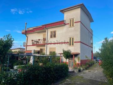 Case e ville in vendita di 400 m² in Via Lago Albano