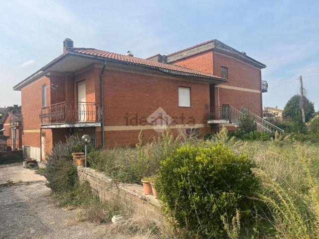 Case e ville in vendita di 400 m² in Via Lago Maggiore, 1