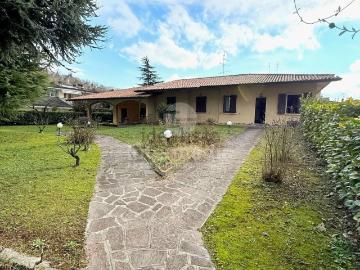 Case e ville in vendita di 400 m² in Via Leonardo