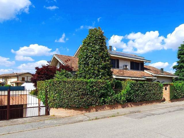 Case e ville in vendita di 400 m² in Via Monsignor Borromeo