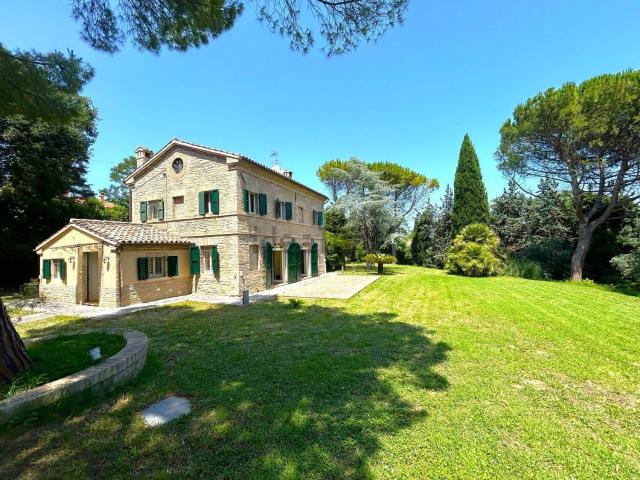 Case e ville in vendita di 400 m² in Via Montarice, 59