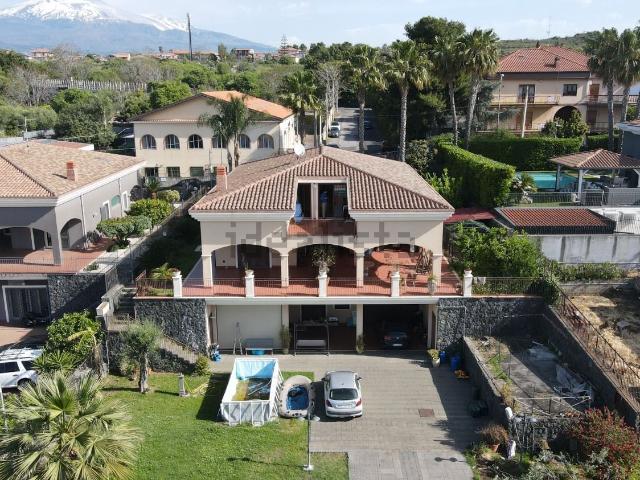 Case e ville in vendita di 400 m² in Via Monti