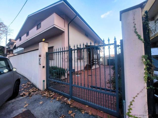 Case e ville in vendita di 400 m² in Via Monti di Campli