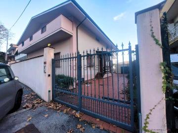 Case e ville in vendita di 400 m² in Via Monti di Campli