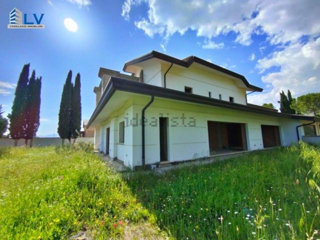 Case e ville in vendita di 400 m² in Via Maturatore, 5