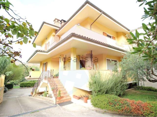 Case e ville in vendita di 400 m² in Via Mazzini