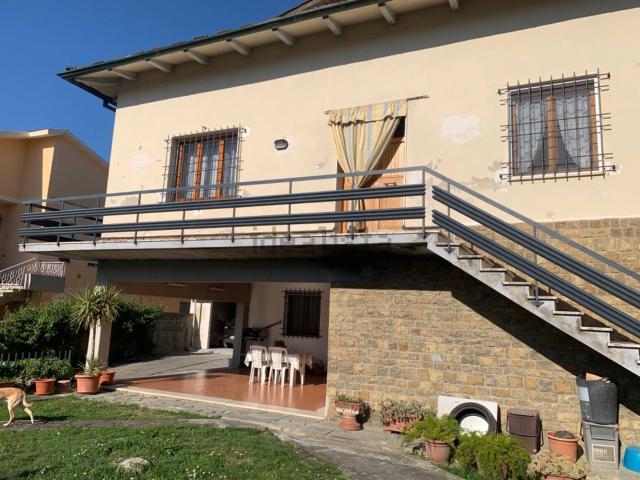 Case e ville in vendita di 400 m² in Via Machiavelli, 50