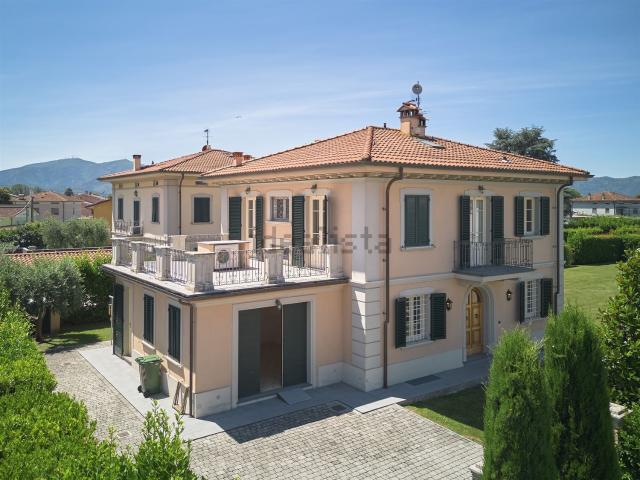 Case e ville in vendita di 400 m² in Via Madonna Comunale, 54