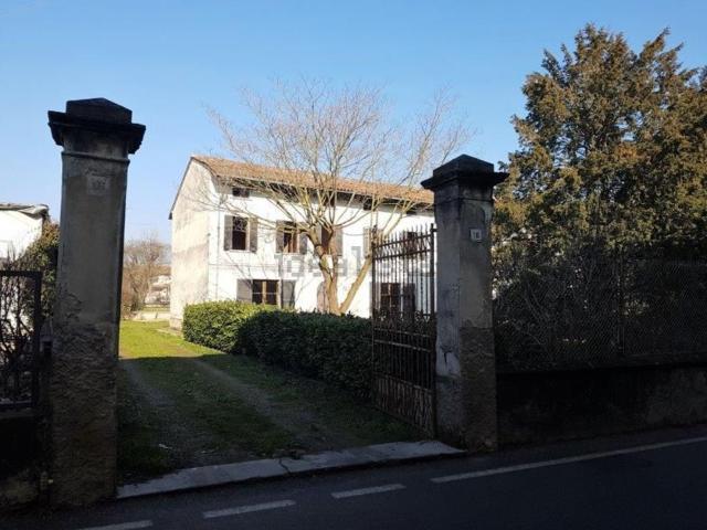 Case e ville in vendita di 400 m² in Via Madonna delle Fontane