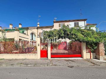 Case e ville in vendita di 400 m² in Via Maria Montessori, 28