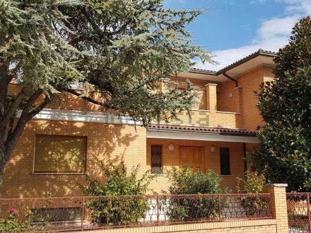 Case e ville in vendita di 400 m² in Via Nicolò V