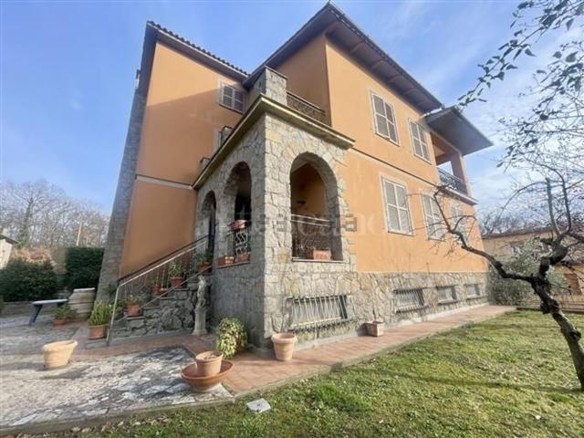 Case e ville in vendita di 400 m² in Via Solferino