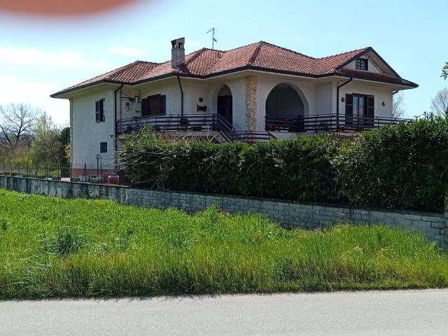 Case e ville in vendita di 400 m² in Via Salceto, 31