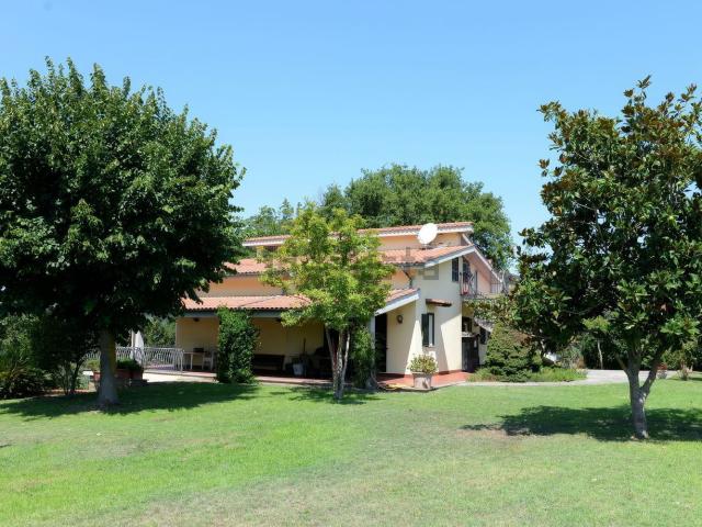 Case e ville in vendita di 400 m² in Via Settevene Est