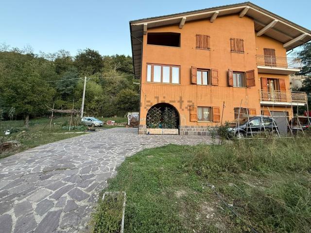 Case e ville in vendita di 400 m² in Via Serrucce, 3