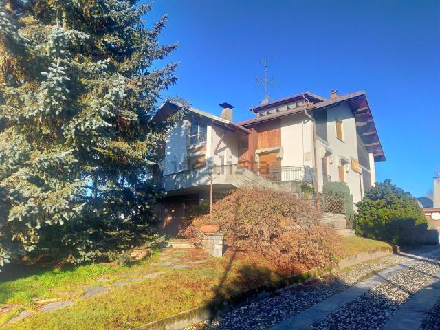 Case e ville in vendita di 400 m² in Via per Arona