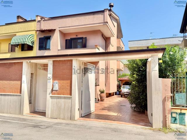 Case e ville in vendita di 400 m² in Via Romaniello