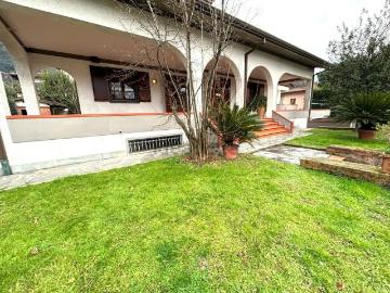 Case e ville in vendita di 400 m² in Via Romboni, 55041