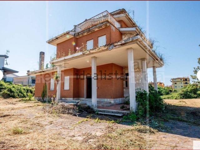 Case e ville in vendita di 400 m² in Via Romentino