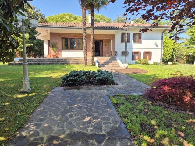 Case e ville in vendita di 400 m² in Via Trieste, 34