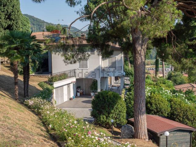 Case e ville in vendita di 400 m² in Via U. Foscolo, 17