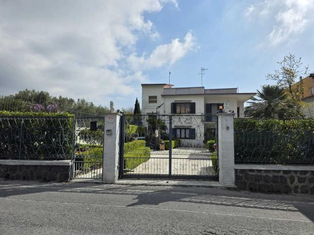 Villetta bifamiliare in vendita di 400 m² in Via Ugo Foscolo, 102