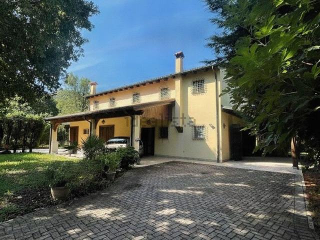 Case e ville in vendita di 400 m² in Via Volti