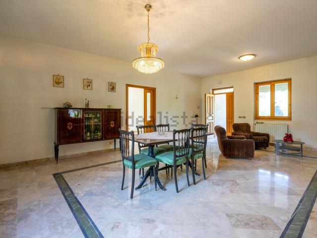 Case e ville in vendita di 400 m² in Via Valle Pazza