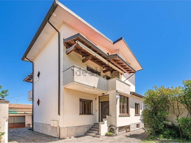Case e ville in vendita di 400 m² in Via Vincenzo Bellini, 8