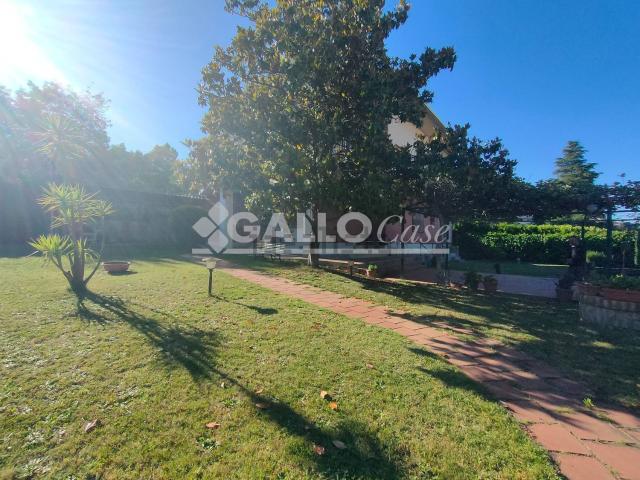 Case e ville in vendita di 400 m² in Viale della Resistenza, 14