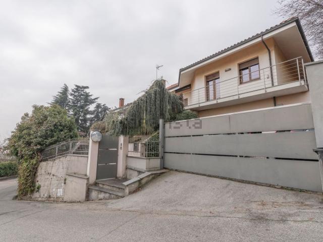 Case e ville in vendita di 400 m² in Viale delle Acacie, 15