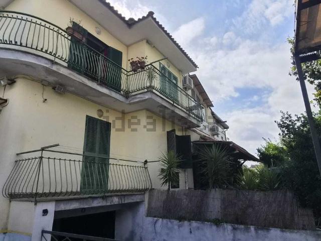 Case e ville in vendita di 400 m² in Viale Ferrovia dello Stato, 12