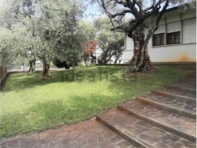 Case e ville in vendita di 400 m² in Viale G. Donizetti, 14